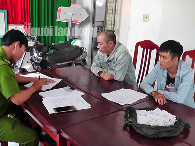 Tóm thêm 2 đối tượng từ Ninh Bình vào Đồng Tháp phát tờ rơi tín dụng đen - Ảnh 2. Tóm thêm 2 đối tượng từ Ninh Bình vào Đồng Tháp phát tờ rơi tín dụng đen - Ảnh 2.