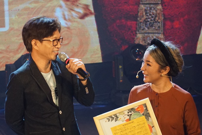 NSND Hồng Vân hóa thân hồn ma nghệ sĩ trong live show Thúy Nga - Ảnh 5.