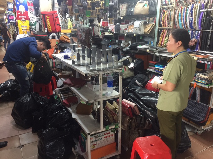 Quản lý thị trường đồng loạt kiểm tra ở chợ Bến Thành và Sài Gòn Square - Ảnh 10.