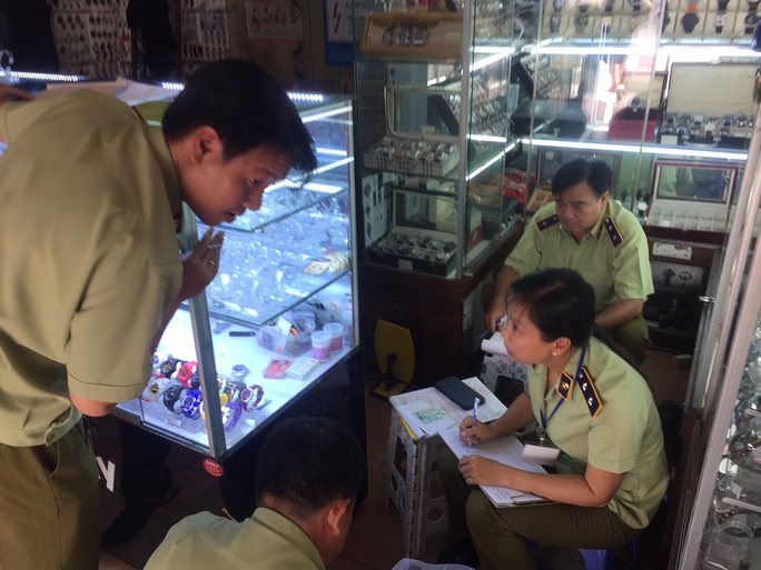 Quản lý thị trường đồng loạt kiểm tra ở chợ Bến Thành và Sài Gòn Square - Ảnh 13.