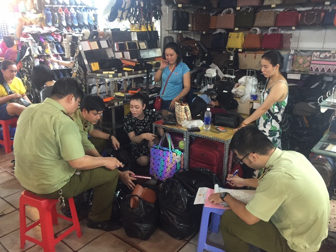 Quản lý thị trường đồng loạt kiểm tra ở chợ Bến Thành và Sài Gòn Square - Ảnh 15.