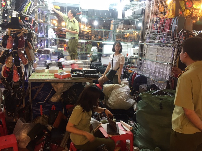Quản lý thị trường đồng loạt kiểm tra ở chợ Bến Thành và Sài Gòn Square - Ảnh 16.