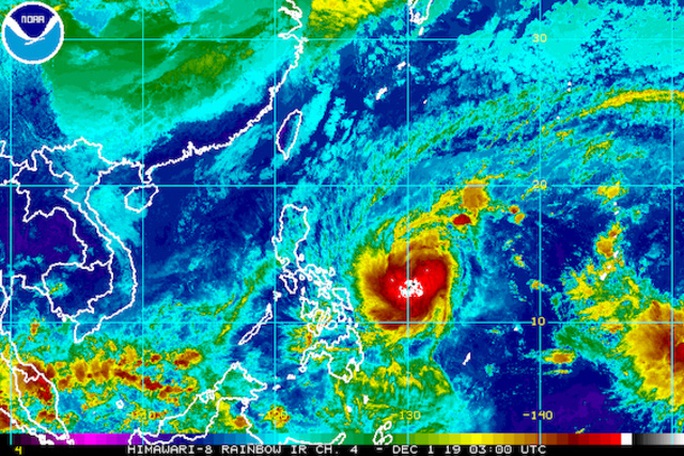 Bão lớn ầm ầm kéo tới Philippines, hàng ngàn người dân sơ tán - Ảnh 3.