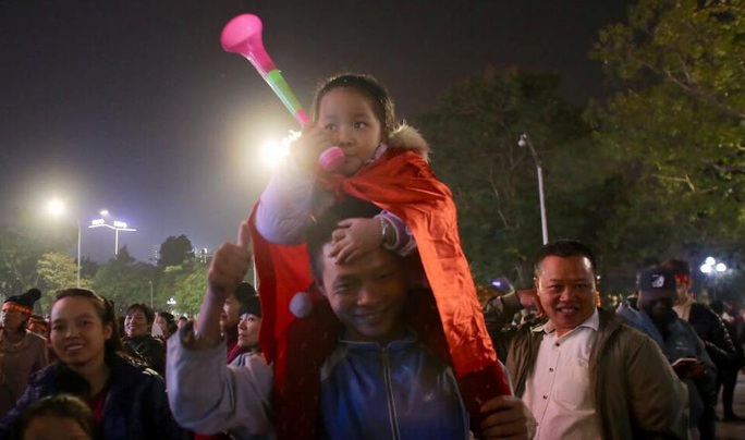 Biển người ra đường ăn mừng U22 Việt Nam vô địch SEA Games 30 - Ảnh 10. Biển người ra đường ăn mừng U22 Việt Nam vô địch SEA Games 30 - Ảnh 10.