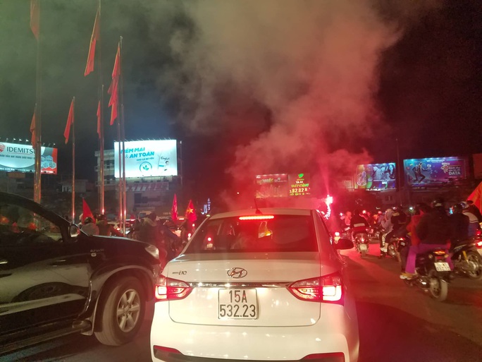 Biển người ra đường ăn mừng U22 Việt Nam vô địch SEA Games 30 - Ảnh 33. Biển người ra đường ăn mừng U22 Việt Nam vô địch SEA Games 30 - Ảnh 33.