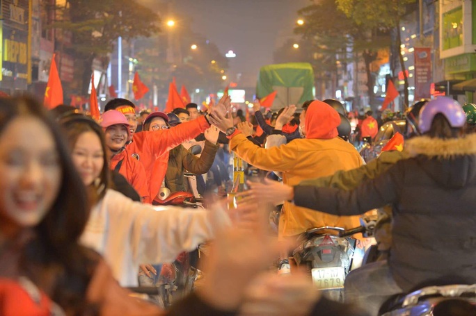 Biển người ra đường ăn mừng U22 Việt Nam vô địch SEA Games 30 - Ảnh 21. Biển người ra đường ăn mừng U22 Việt Nam vô địch SEA Games 30 - Ảnh 21.