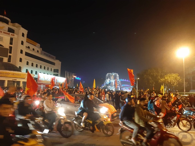 Biển người ra đường ăn mừng U22 Việt Nam vô địch SEA Games 30 - Ảnh 49. Biển người ra đường ăn mừng U22 Việt Nam vô địch SEA Games 30 - Ảnh 49.
