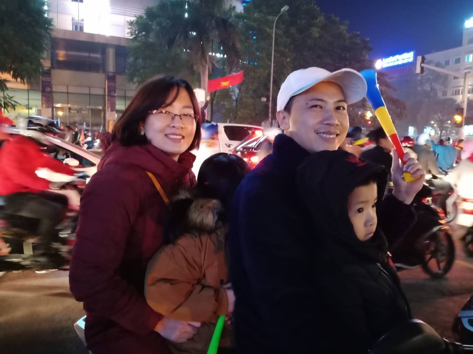 Biển người ra đường ăn mừng U22 Việt Nam vô địch SEA Games 30 - Ảnh 47. Biển người ra đường ăn mừng U22 Việt Nam vô địch SEA Games 30 - Ảnh 47.