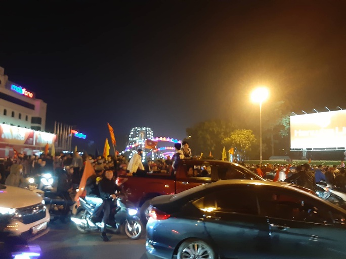 Biển người ra đường ăn mừng U22 Việt Nam vô địch SEA Games 30 - Ảnh 52. Biển người ra đường ăn mừng U22 Việt Nam vô địch SEA Games 30 - Ảnh 52.