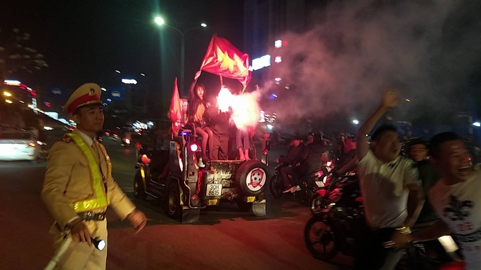 Biển người ra đường ăn mừng U22 Việt Nam vô địch SEA Games 30 - Ảnh 34. Biển người ra đường ăn mừng U22 Việt Nam vô địch SEA Games 30 - Ảnh 34.