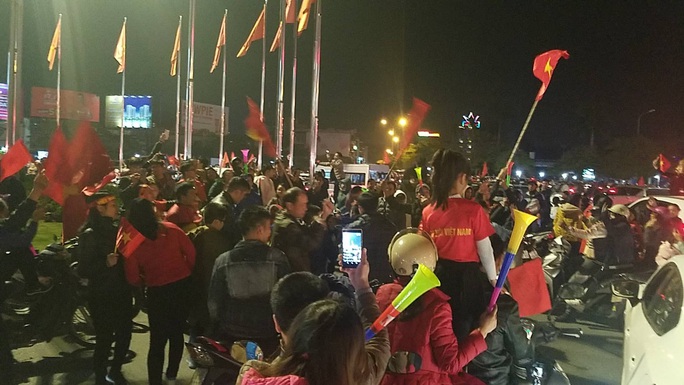 Biển người ra đường ăn mừng U22 Việt Nam vô địch SEA Games 30 - Ảnh 36. Biển người ra đường ăn mừng U22 Việt Nam vô địch SEA Games 30 - Ảnh 36.