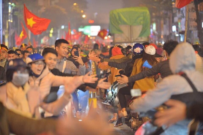 Biển người ra đường ăn mừng U22 Việt Nam vô địch SEA Games 30 - Ảnh 23. Biển người ra đường ăn mừng U22 Việt Nam vô địch SEA Games 30 - Ảnh 23.