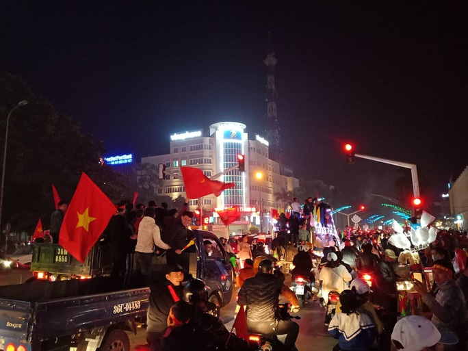 Biển người ra đường ăn mừng U22 Việt Nam vô địch SEA Games 30 - Ảnh 45. Biển người ra đường ăn mừng U22 Việt Nam vô địch SEA Games 30 - Ảnh 45.