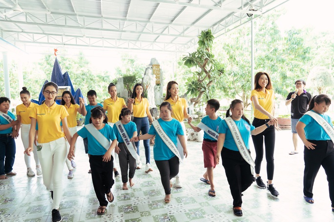 Hoa hậu Khánh Vân lần đầu xuất hiện sau đăng quang - Ảnh 3.