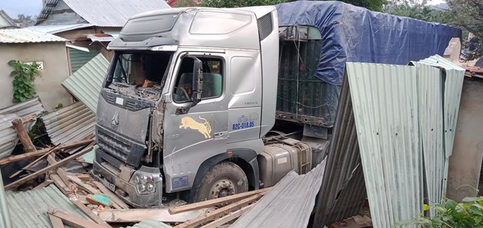Quảng Nam: Kinh hoàng container đâm sập nhà dân, cuốn 2 vợ chồng vào gầm - Ảnh 3.