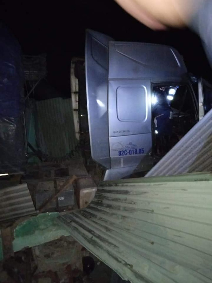 Quảng Nam: Kinh hoàng container đâm sập nhà dân, cuốn 2 vợ chồng vào gầm - Ảnh 7.