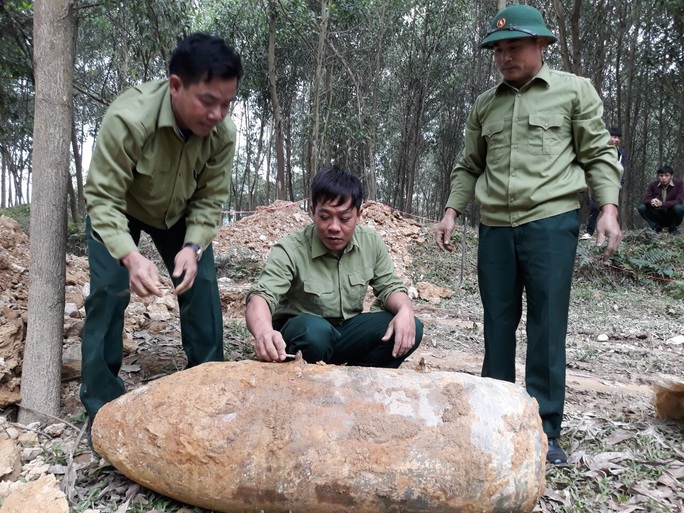 Giải phóng mặt bằng, máy múc đào trúng quả bom lớn dài 1,5 m - Ảnh 1.