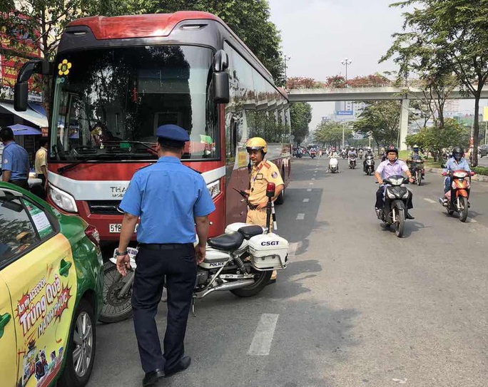 Hình ảnh tài xế xe khách làm liều từ Hàng Xanh đến cầu Sài Gòn - Ảnh 2.