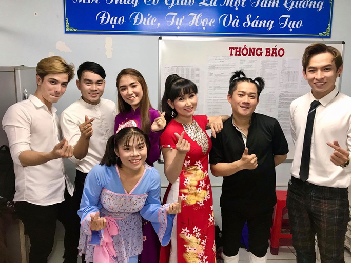 Nghệ sĩ Thanh Hằng xúc động vì học sinh yêu dân ca - Ảnh 5. Nghệ sĩ Thanh Hằng xúc động vì học sinh yêu dân ca - Ảnh 5.