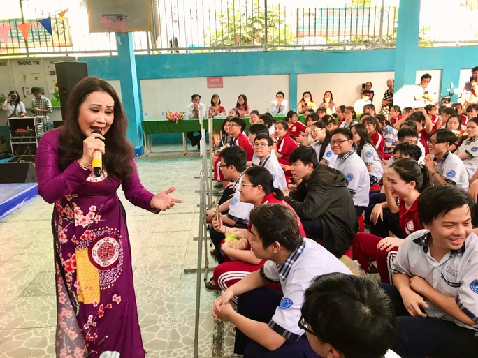 Nghệ sĩ Thanh Hằng xúc động vì học sinh yêu dân ca - Ảnh 1. Nghệ sĩ Thanh Hằng xúc động vì học sinh yêu dân ca - Ảnh 1.