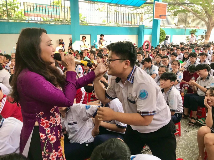 Nghệ sĩ Thanh Hằng xúc động vì học sinh yêu dân ca - Ảnh 2. Nghệ sĩ Thanh Hằng xúc động vì học sinh yêu dân ca - Ảnh 2.