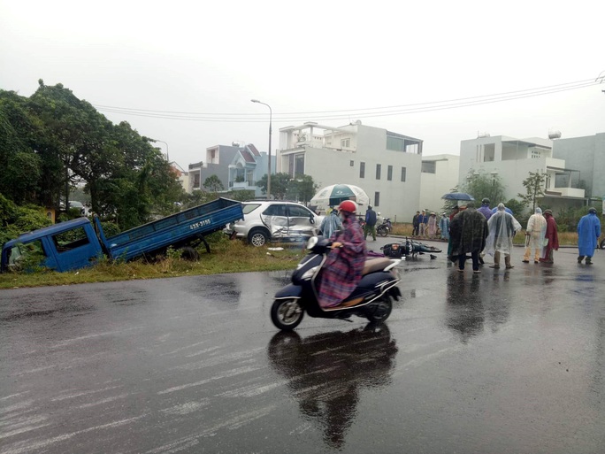 Ôtô tông liên hoàn, 3 cha con đi xe máy đến trường thương vong - Ảnh 2.