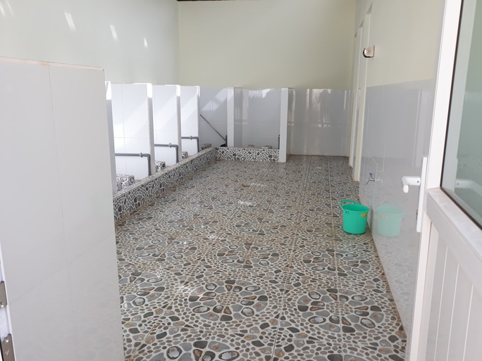 Nữ sinh bị kẻ lạ dâm ô trong nhà vệ sinh gần 2 tiết nhưng giáo viên không biết - Ảnh 2. Nữ sinh bị kẻ lạ dâm ô trong nhà vệ sinh gần 2 tiết nhưng giáo viên không biết - Ảnh 2.