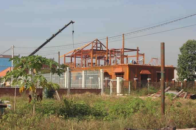 Đồng Nai: Tháo dỡ biệt thự gỗ xây dựng trái phép ở cù lao - Ảnh 1.