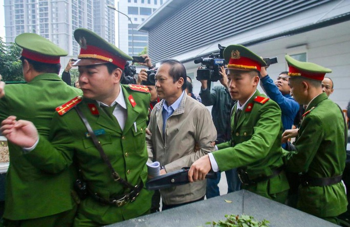 Sáng nay, 2 nguyên bộ trưởng Nguyễn Bắc Son và Trương Minh Tuấn được đưa đến tòa bằng xe đặc chủng - Ảnh 3.