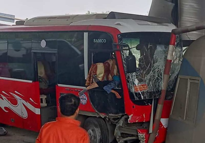 Xe khách bất ngờ tông thẳng vào ca-bin trạm thu phí, 5 người bị thương - Ảnh 1. Xe khách bất ngờ tông thẳng vào ca-bin trạm thu phí, 5 người bị thương - Ảnh 1.