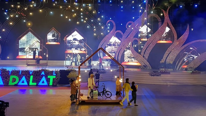 Mãn nhãn bữa tiệc hoa và ánh sáng ở lễ khai mạc Festival Hoa Đà Lạt - Ảnh 2.