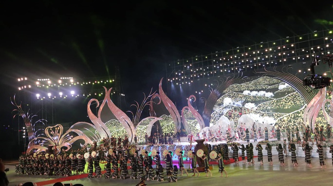 Mãn nhãn bữa tiệc hoa và ánh sáng ở lễ khai mạc Festival Hoa Đà Lạt - Ảnh 7.