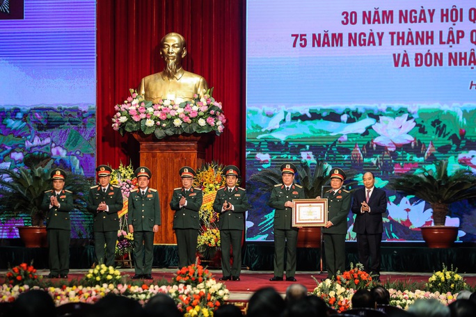 Thủ tướng: Bảo vệ Tổ quốc tuyệt đối không để bị động, bất ngờ - Ảnh 9.