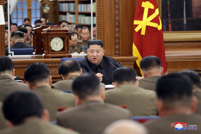 Lãnh đạo Kim Jong-un chủ trì hội nghị quân ủy trung ương mở rộng - Ảnh 2.