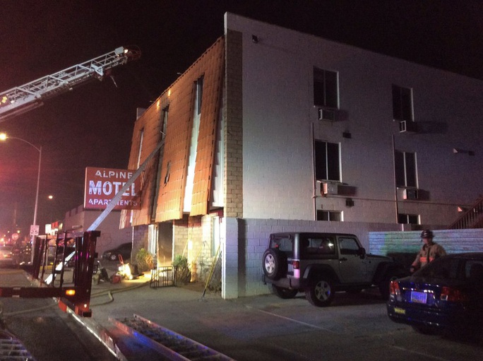 Căn hộ bốc cháy khiến 6 người chết, 13 người bị thương ở Las Vegas - Ảnh 6.