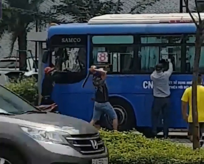 Vụ nhóm côn đồ đập phá xe buýt: Triệu tập 1 trong 8 đối tượng - Ảnh 1.