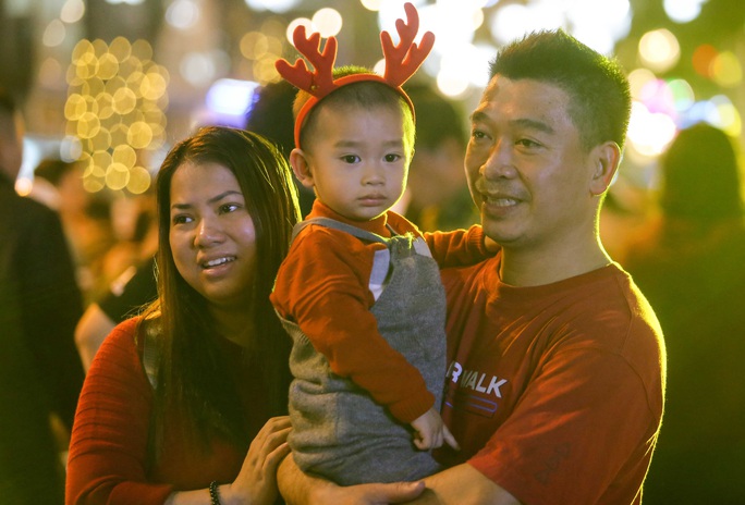 Hà Nội: Hàng vạn người dân nô nức đón lễ Giáng sinh - Ảnh 2.
