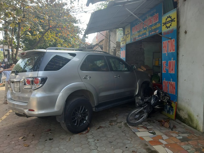CLIP: Hiện trường vụ xe Fortuner tông 2 ô tô, 1 xe máy, lao vào nhà dân - Ảnh 2.