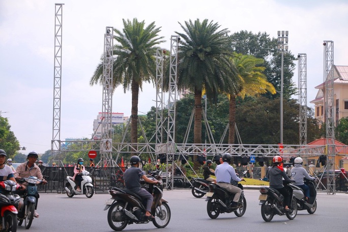 Chưa được phép, doanh nghiệp đã dựng sân khấu lớn trên đường phố - Ảnh 2. Chưa được phép, doanh nghiệp đã dựng sân khấu lớn trên đường phố - Ảnh 2.