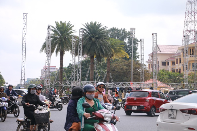 Chưa được phép, doanh nghiệp đã dựng sân khấu lớn trên đường phố - Ảnh 1. Chưa được phép, doanh nghiệp đã dựng sân khấu lớn trên đường phố - Ảnh 1.