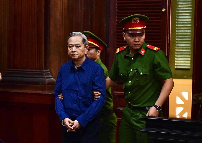 Siết chặt an ninh phiên xử Nguyên Phó Chủ tịch UBND TP HCM Nguyễn Hữu Tín và thuộc cấp - Ảnh 1.