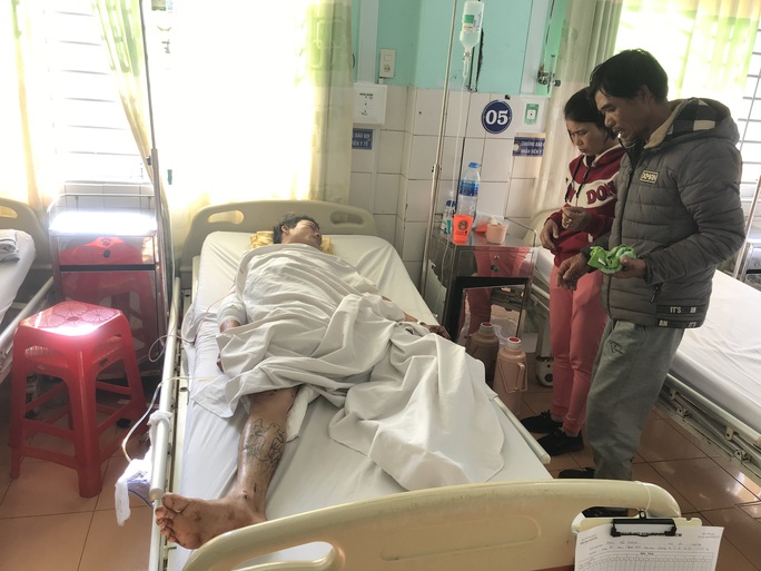 Ngồi xem bạn cưa đầu đạn, 2 người chết - Ảnh 1. Ngồi xem bạn cưa đầu đạn, 2 người chết - Ảnh 1.