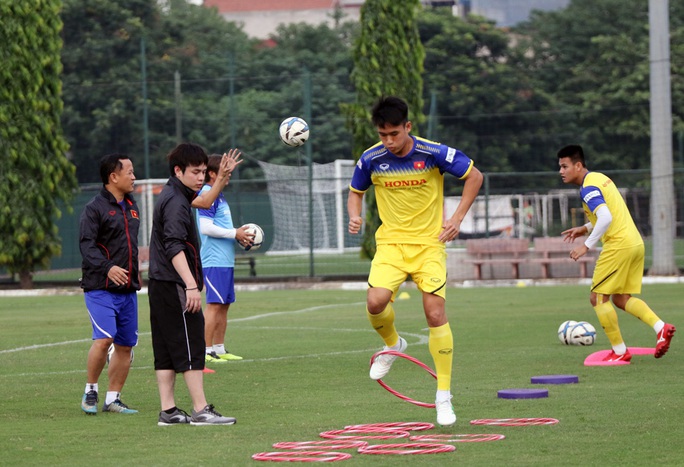 Trợ lí Lê Huy Khoa không phiên dịch cho HLV Park Hang-seo ở VCK U23 châu Á 2020 - Ảnh 2.