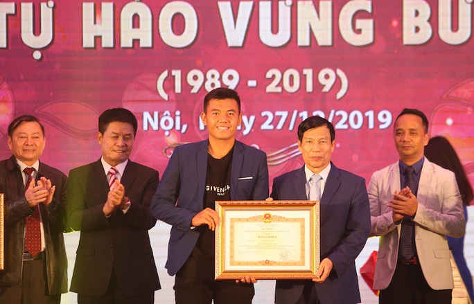 Lý Hoàng Nam nhận bằng khen của Thủ tướng Nguyễn Xuân Phúc, được đầu tư 2 tỉ đồng - Ảnh 1.