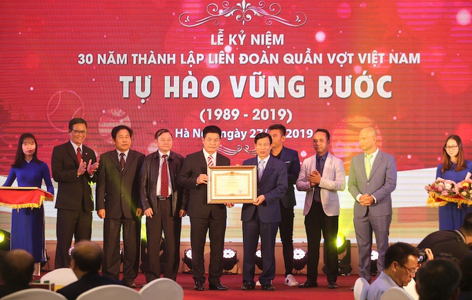 Lý Hoàng Nam nhận bằng khen của Thủ tướng Nguyễn Xuân Phúc, được đầu tư 2 tỉ đồng - Ảnh 4.