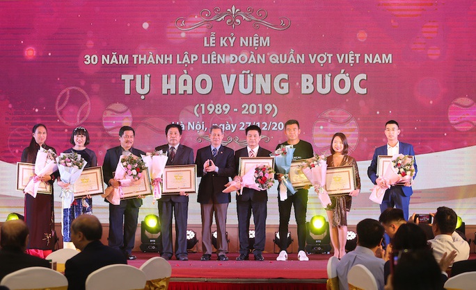 Lý Hoàng Nam nhận bằng khen của Thủ tướng Nguyễn Xuân Phúc, được đầu tư 2 tỉ đồng - Ảnh 2.