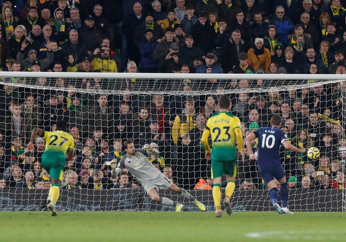 Thoát hiểm nghẹt thở tại Carrow Road, Tottenham lỡ bước vào top 4 - Ảnh 6.