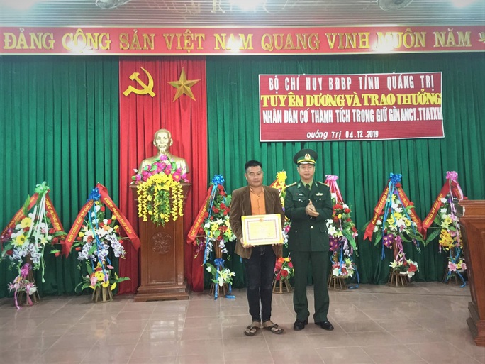 Đại tá Lê Văn Phương, Chỉ huy trưởng Bộ đội Biên phòng Quảng Trị tặng giấy khen và thưởng nóng cho anh Phan Văn Sáu