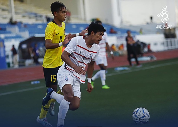 Thắng Malaysia 3-1, U22 Campuchia làm nên lịch sử, lần đầu vào bán kết SEA Games - Ảnh 1.