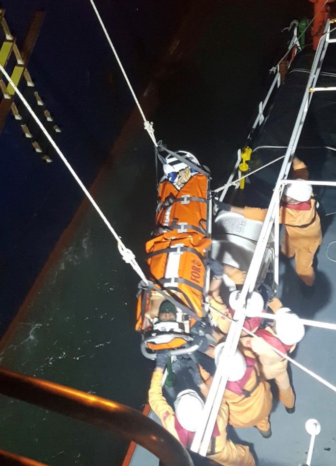 Khánh Hòa: Liên tục cứu nạn thuyền viên nước ngoài sau bão Kammuri - Ảnh 2.